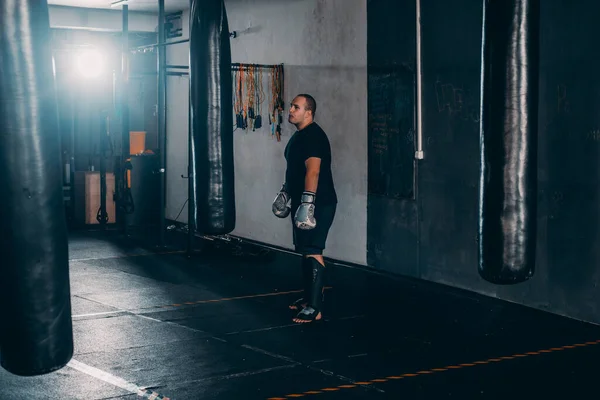 Atractivo Joven Entrenando Junto Saco Boxeo Usando Guantes Boxeo — Foto de Stock