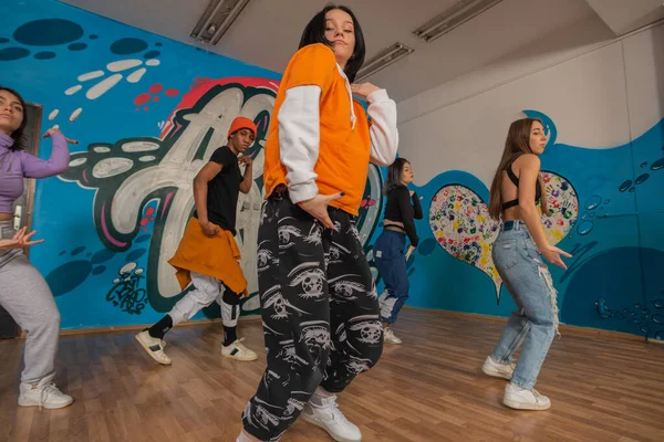 穿着五颜六色衣服的年轻舞蹈家们欢快地跳嘻哈舞 乐在其中 生活方式 年轻一代 — 图库照片