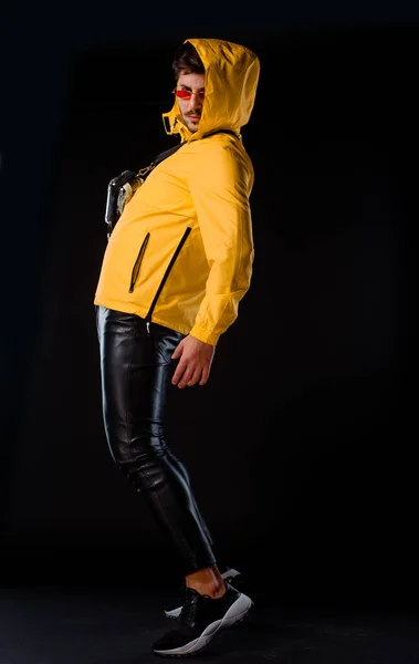 Stylový Módní Chlap Pózuje Žluté Sportovní Bundě Proti Tmavému Pozadí — Stock fotografie