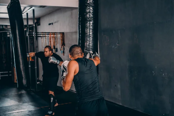 Ganzkörperansicht Des Muskulösen Jungen Boxers Beim Training Mit Boxsack — Stockfoto