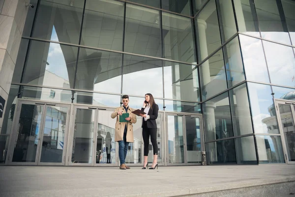 Zwei Geschäftsleute Arbeiten Vor Der Firma — Stockfoto