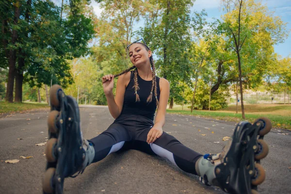 Mulher Jovem Surpreendente Com Tranças Cabelo Posando Patins Enquanto Sentado — Fotografia de Stock