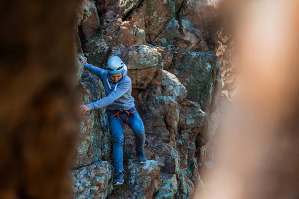 Tırmanan Dağcı Serbest Tırmanış Güçlü Fit Adam Spor Modeli Dikey — Stok fotoğraf
