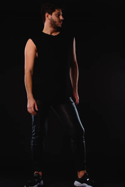 Studio Moda Portret Przystojnego Faceta Czarnych Spodniach Czarny Top — Zdjęcie stockowe