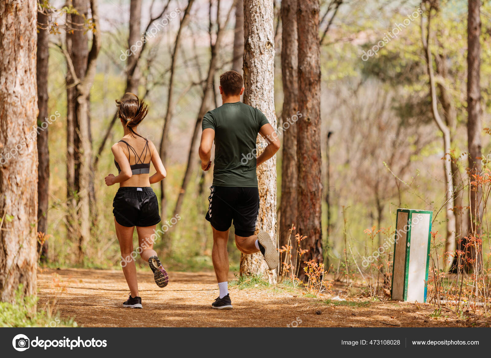Mann beim joggen im Wald Photos