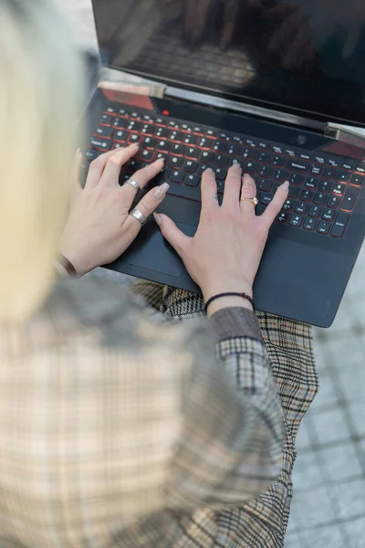 Empresária Está Fazendo Plano Seu Laptop Para Sua Empresa — Fotografia de Stock