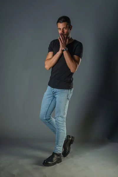 Sesión Fotos Del Estudio Hombre Guapo Posando Jeans Camisa Negra — Foto de Stock