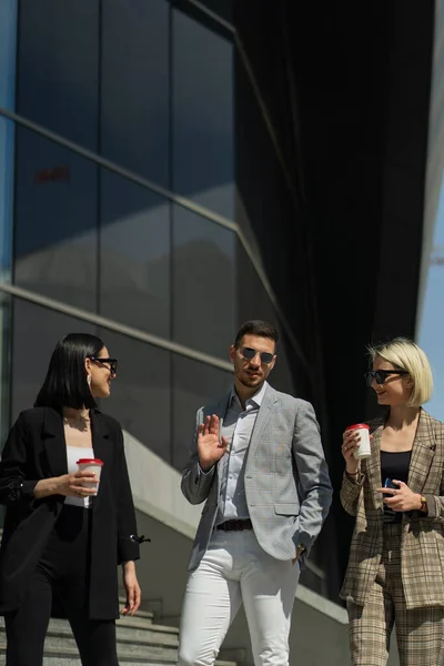 Tres Empresarios Bien Vestidos Hablan Del Negocio —  Fotos de Stock