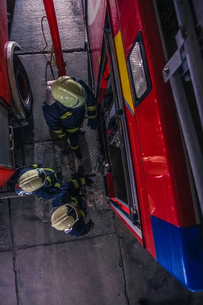 Пожежники Перевіряють Пожежний Двигун Всередині Пожежного Відділення Пташиної Точки Зору — стокове фото