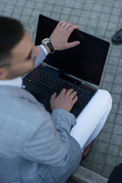 Homem Negócios Urbano Está Trabalhando Seu Laptop Enquanto Conversa Com — Fotografia de Stock