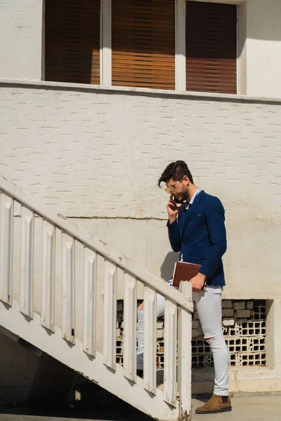 Schöner Geschäftsmann Telefoniert Mit Seinen Partnern Während Die Treppe Seinem — Stockfoto