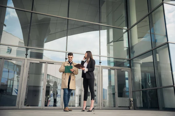 Die Chefin Telefoniert Mit Ihren Partnern Während Ihre Assistentin Neben — Stockfoto