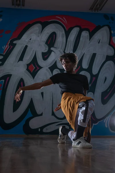 Afrikalı Amerikan Hip Hop Dansçısı Breakdansçı Karanlık Siluet Pozlarında Graffiti — Stok fotoğraf