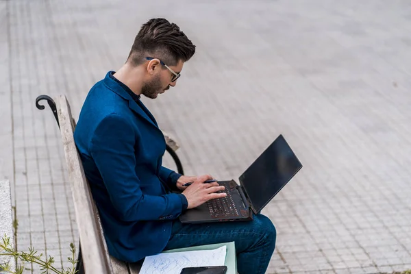 Bewundernswerter Geschäftsmann Sitzt Auf Dem Stadtplatz Und Arbeitet Laptop — Stockfoto