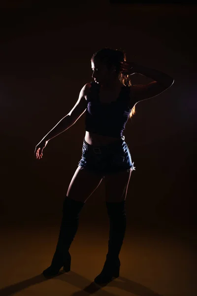 Wysoki Kontrast Sylwetka Zdjęcie Seksownej Modelki Pozowanie Ciemnym Tle — Zdjęcie stockowe
