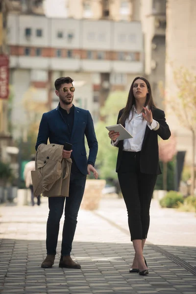 Bmale Jefe Asistente Femenino Están Teniendo Una Conversación Mientras Camina — Foto de Stock