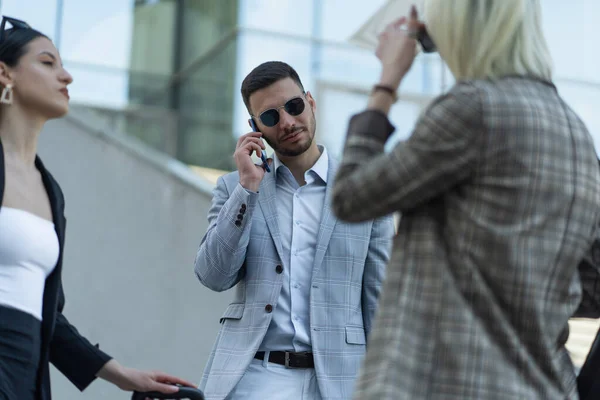 Бізнесмен Казуалдресу Розмовляє Телефону Поки Його Партнери Чекають — стокове фото