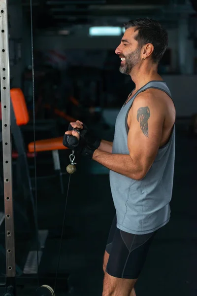 Culturista Haciendo Empujones Tríceps Cable Bajo Mano Durante Entrenamiento Gimnasio — Foto de Stock