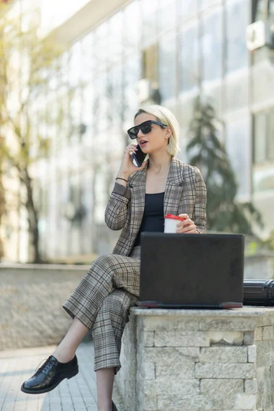 Businesswoman Pracuje Svém Notebooku Zatímco Mluví Telefonu Svými Partnery Slunný — Stock fotografie