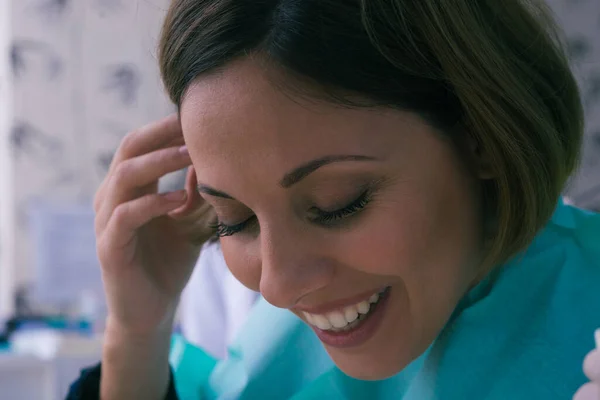 Charmig Kvinnlig Patient Med Vackert Leende Tandläkarmottagningen — Stockfoto
