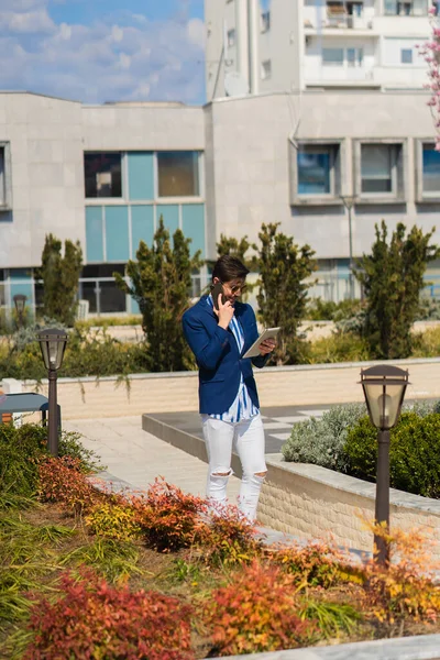 Bir Adamı Ortağıyla Telefonuyla Çalışırken Yaptığı Yeni Planlarından Memnun — Stok fotoğraf