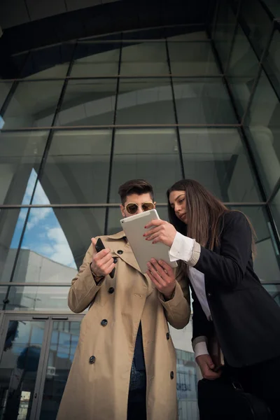 Gente Negocios Está Viendo Plan Tableta —  Fotos de Stock