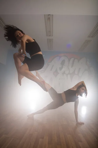 Grupo Dançarinos Multirraciais Estão Exercitando Praticando Seu Estúdio Câmera Lenta — Fotografia de Stock