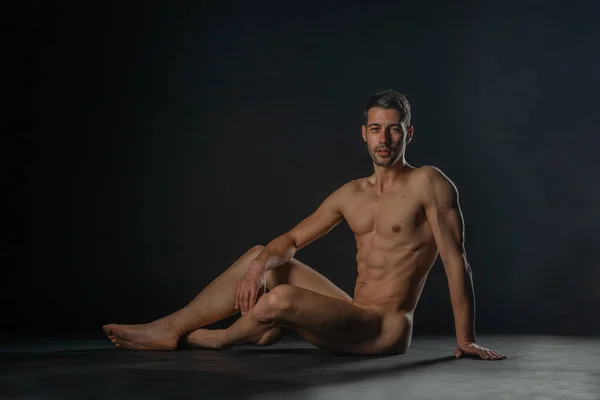 Preciosa Modelo Masculina Desnuda Sentada Aislada Suelo Estudio Mientras Mira —  Fotos de Stock