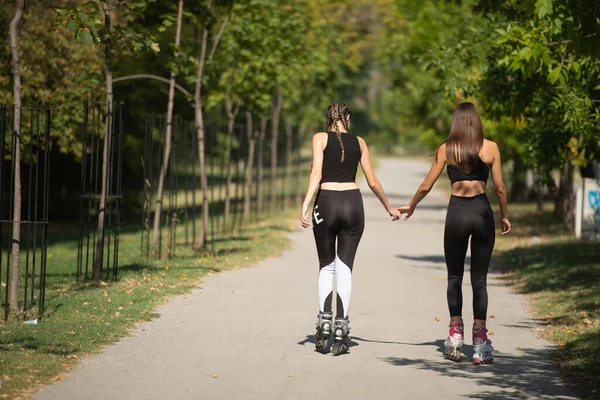 Linda Doce Namoradas Montando Patins Mãos Dadas Rua — Fotografia de Stock