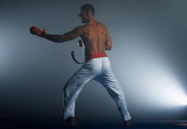 Karate Uomo Con Cintura Rossa Posa Campione Del Mondo Sfondo — Foto Stock