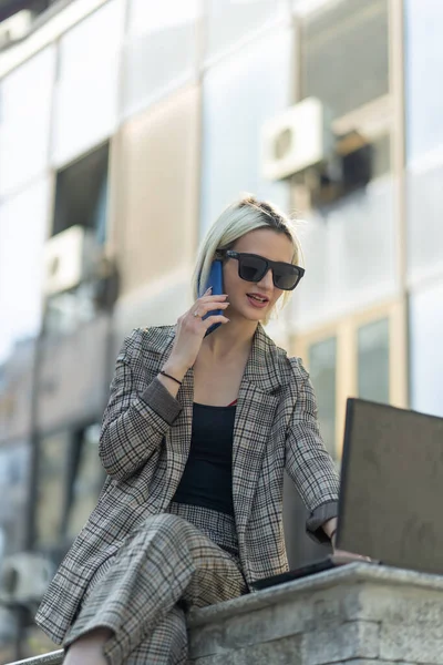 Kadını Arkadaşlarıyla Telefonda Konuşurken Planları Üzerinde Çalışıyor — Stok fotoğraf