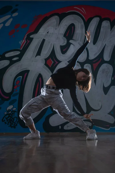 Sylwetka Młodej Kobiety Tancerki Hiphop Breakdancer Tańczącej Tle Studia Graffiti — Zdjęcie stockowe