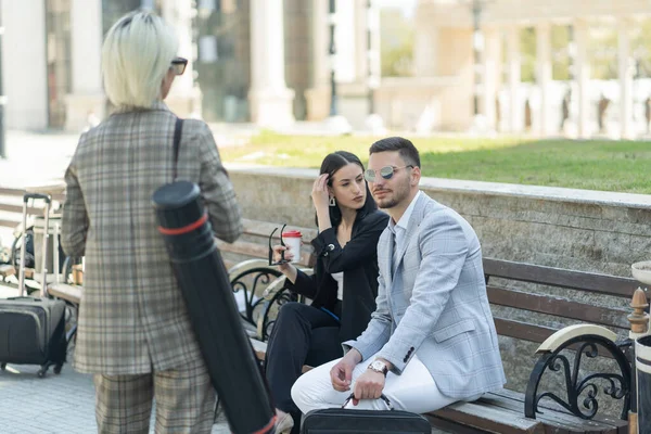 Trois Hommes Affaires Urbains Bien Adaptés Ont Une Conversation Extérieur — Photo