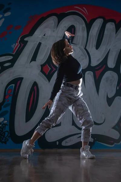 Silhouette Jeune Femme Danseuse Hiphop Breakdancer Dansant Sur Fond Studio — Photo