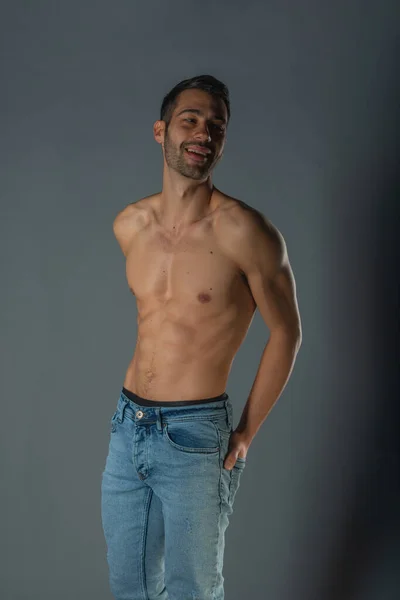 Studio Πορτρέτο Του Ένα Shirtless Σέξι Άνθρωπος Κοιλιακούς Τζιν Τζιν — Φωτογραφία Αρχείου