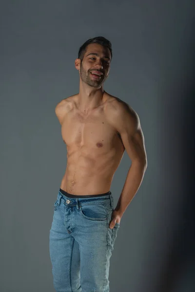 Studio Portret Van Een Shirtloze Sexy Man Met Buikspieren Denim — Stockfoto