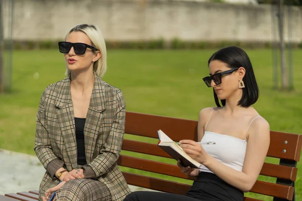 Duas Mulheres Negócios Estão Fazendo Novos Planos Para Empresa — Fotografia de Stock