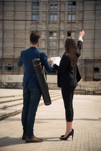 Ženská Šéfka Vysvětluje Plán Svému Obchodnímu Partnerovi — Stock fotografie