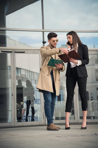 Gli Uomini Affari Impegnati Stanno Parlando Lavorando Fronte Alla Società — Foto Stock