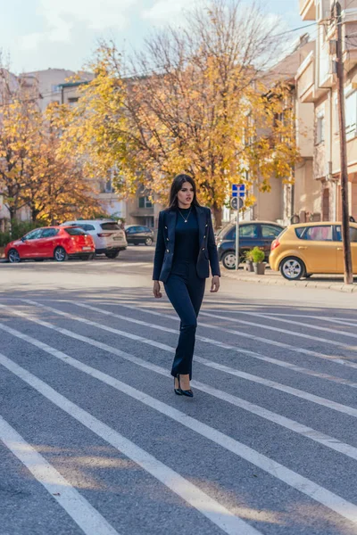 Empresária Formalmente Vestida Salto Alto Passando Pelas Ruas Uma Cidade — Fotografia de Stock