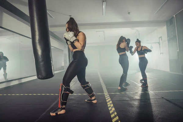 Mujer Boxeadora Boxeo Mujer Fitness Sonriendo Feliz Usando Guantes Boxeo — Foto de Stock