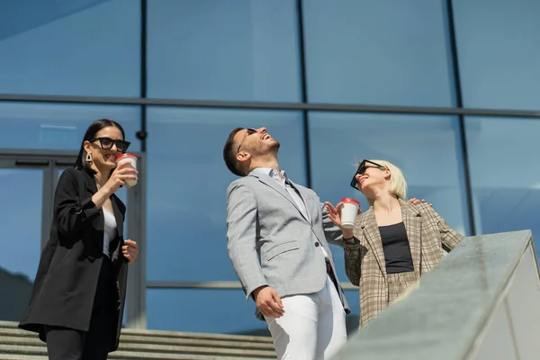 Três Empresários Com Óculos Sol Estão Bebendo Café Rindo — Fotografia de Stock