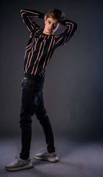 Modern Stüdyoda Siyah Kot Pantolon Süveter Giyen Çekici Manken — Stok fotoğraf
