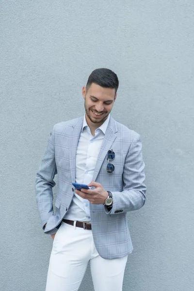 Empresário Urbna Está Sorrindo Sendo Feliz Com Resultados — Fotografia de Stock