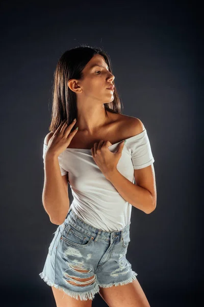 Retrato Uma Mulher Usando Jeans Curtos Rasgados Camiseta Branca — Fotografia de Stock