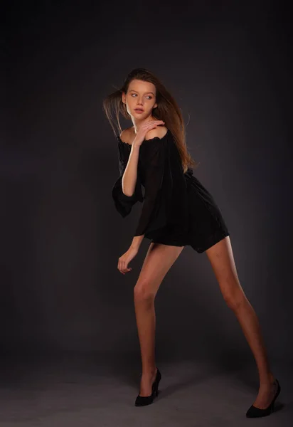 Retrato Alta Moda Una Mujer Elegante Vestido Negro Corto — Foto de Stock