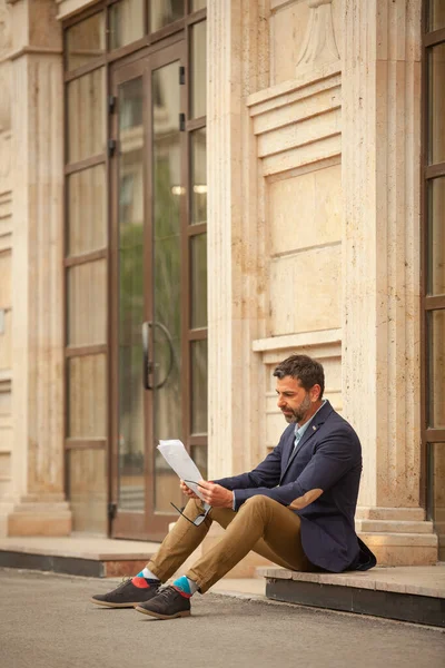 Hombre Negocios Urbano Está Pensando Mucho Los Documentos Mientras Está —  Fotos de Stock