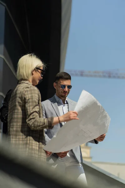 Tres Empresarios Urbanos Con Gafas Sol Están Pensando Plan —  Fotos de Stock