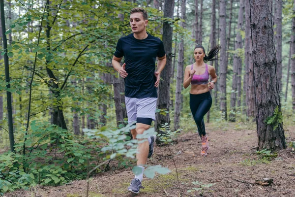 Apto Atletas Masculinos Femininos Correndo Natureza Natureza Conceito Desportivo — Fotografia de Stock