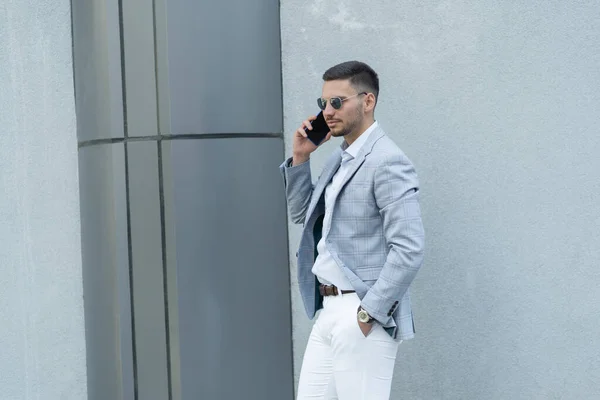 Schöner Geschäftsmann Telefoniert Beim Gehen — Stockfoto